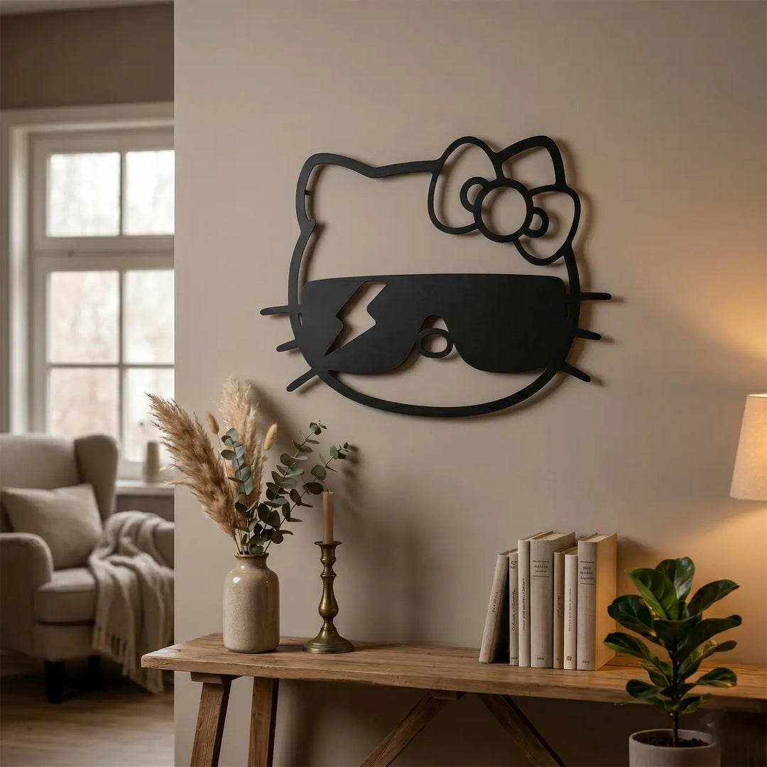Zwarte metalen Hello Kitty wanddecoratie met zonnebril in een moderne woonkamer. Een unieke pop-art eyecatcher boven de bank of tv-meubel.