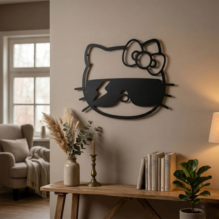 Zwarte metalen Hello Kitty wanddecoratie met zonnebril in een moderne woonkamer. Een unieke pop-art eyecatcher boven de bank of tv-meubel.