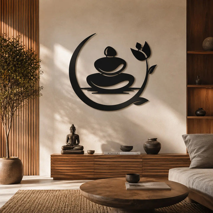 Zwarte metalen wanddecoratie van zen stenen en een halve maan, als een minimalistische en rustgevende eyecatcher boven een strakke bank in een moderne woonkamer.