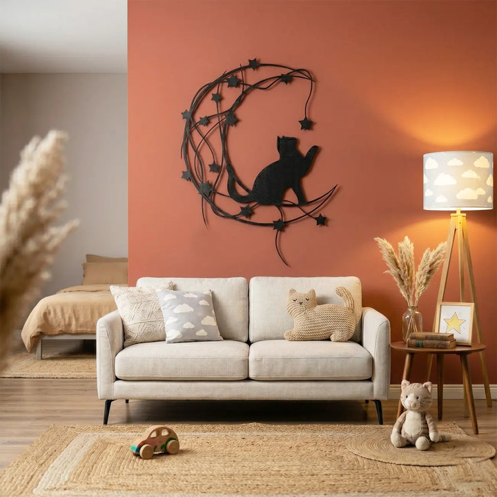 Elegante metalen wanddecoratie van een kat op de maan met sterren. De perfecte minimalistische eyecatcher voor aan de muur boven de bank.