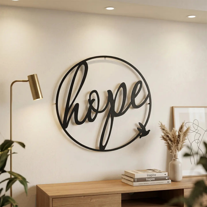 Cirkelvormige metalen hoop decoratie in een modern interieur. Combineert prachtig met kamerplanten en minimalistische meubels in uw woonkamer.