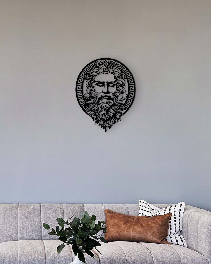 Indrukwekkende mythologische metalen wanddecoratie als stijlvol contrast boven de bank in een moderne woonkamer. Impressive mythological metal wall decor as a stylish contrast above the sofa in a modern living room.