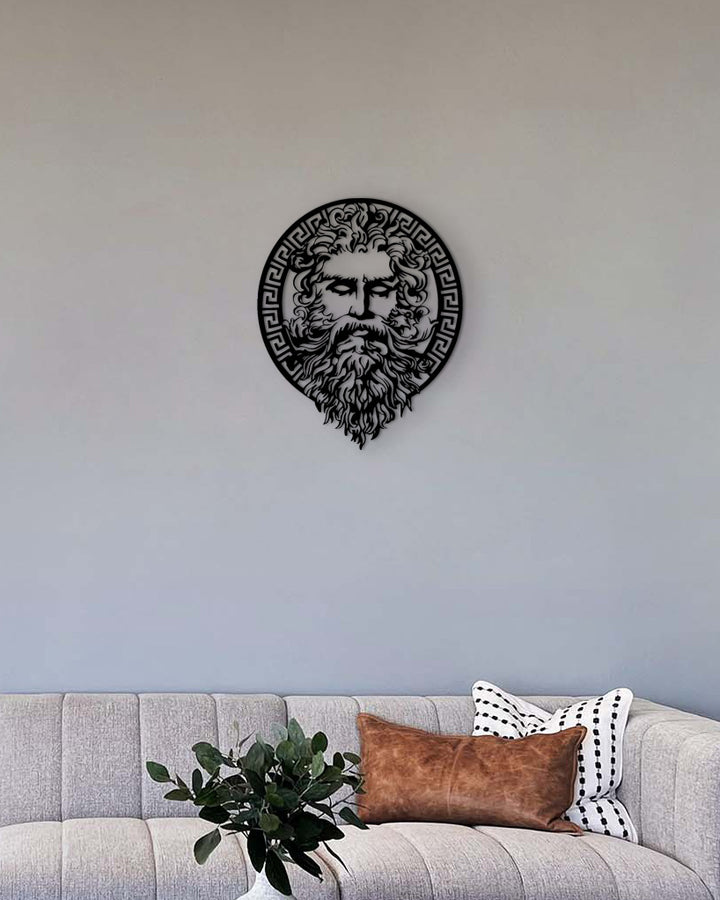 Indrukwekkende mythologische metalen wanddecoratie als stijlvol contrast boven de bank in een moderne woonkamer. Impressive mythological metal wall decor as a stylish contrast above the sofa in a modern living room.