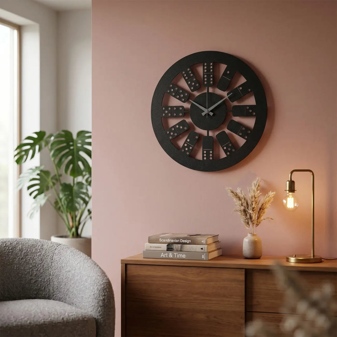Zwarte metalen wandklok met speels domino effect design. Een unieke en moderne eyecatcher voor aan de muur in de woonkamer.