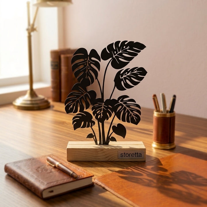 De Monstera (Gatenplant) - Zwart metalen ornament op massief houten voet als botanische bureaudecoratie