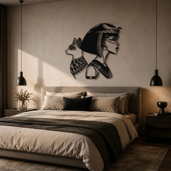 Mystieke en koninklijke Egyptische wanddecoratie voor een sfeervolle slaapkamer. Mystical and royal Egyptian wall decor for an atmospheric bedroom.