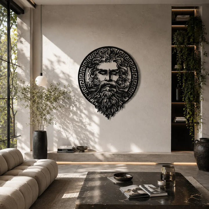 Elegante mythologische wanddecoratie met Grieks patroon boven een comfortabele fauteuil in de leeshoek van de woonkamer. Elegant mythological wall decor with Greek pattern above a comfortable armchair in the reading nook of the living room.