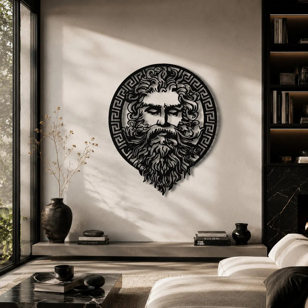 Stijlvolle mythologische wanddecoratie met Grieks patroon, prachtig gepositioneerd boven het tv-meubel in de woonkamer. Stylish mythological wall decor with Greek pattern, beautifully positioned above the TV unit in the living room.