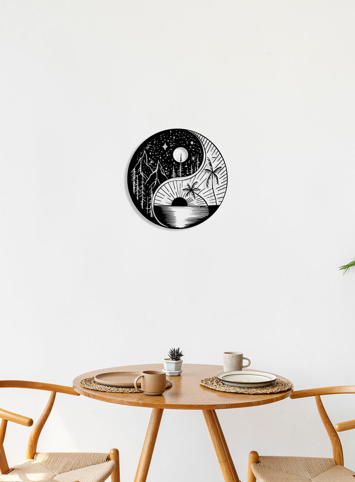 Een harmonieuze 'Yin Yang' wanddecoratie voor een natuurlijke sfeer in de keuken. A harmonious 'Yin Yang' wall decor for a natural atmosphere in the kitchen.