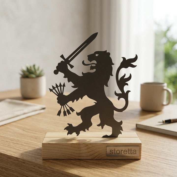 Nederlandse Leeuw beeldje op sokkel met zwaard en pijlen, perfect voor kantoor en dressoir