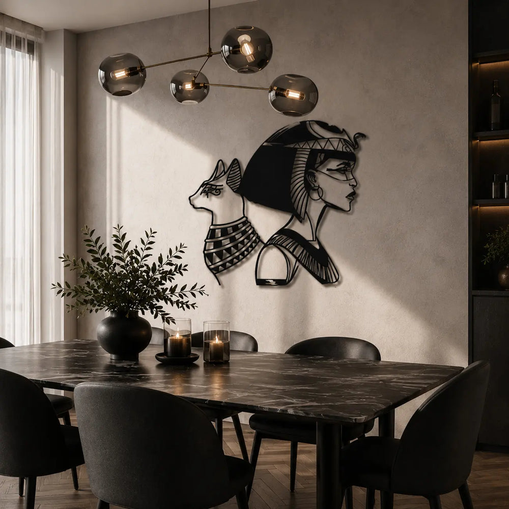 Stijlvolle Egyptische Nefertiti en Bastet metalen wanddecoratie, een perfecte gespreksstarter boven het dressoir in de eetkamer. Stylish Egyptian Nefertiti and Bastet metal wall decor, a perfect conversation starter above the sideboard in the dining room.
