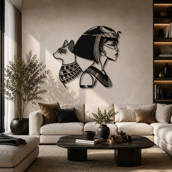 Prachtige Egyptische Nefertiti en Bastet metalen wanddecoratie in een eclectische woonkamer. Beautiful Egyptian Nefertiti and Bastet metal wall decor in an eclectic living room.