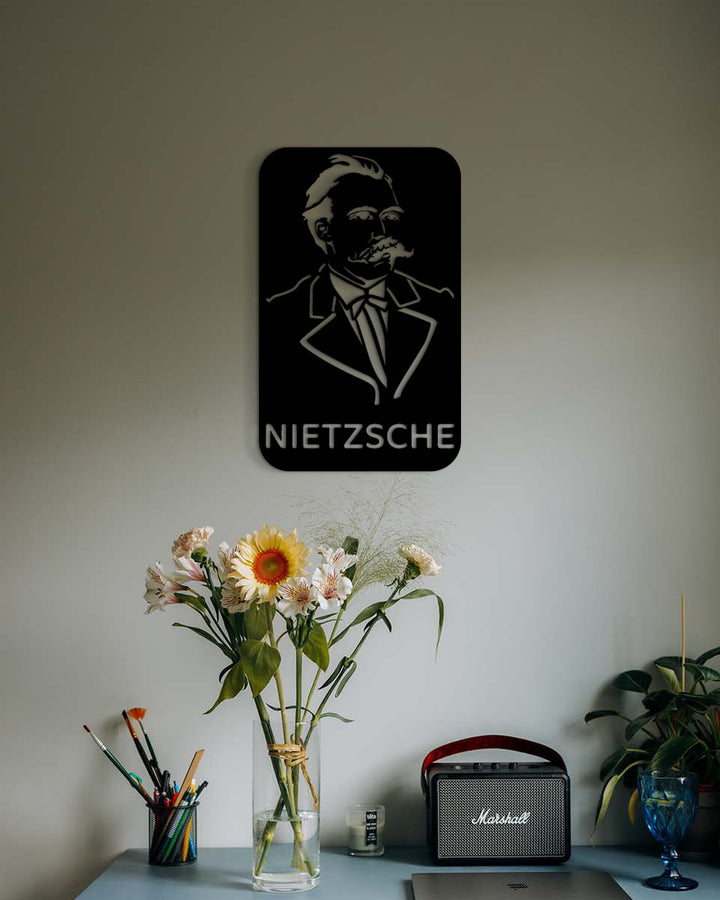 Sfeervolle Friedrich Nietzsche metalen wanddecoratie boven een chique tafeltje in een gezellige woonkamer hoek. Atmospheric Friedrich Nietzsche metal wall decor above a chic small table in a cozy living room corner.