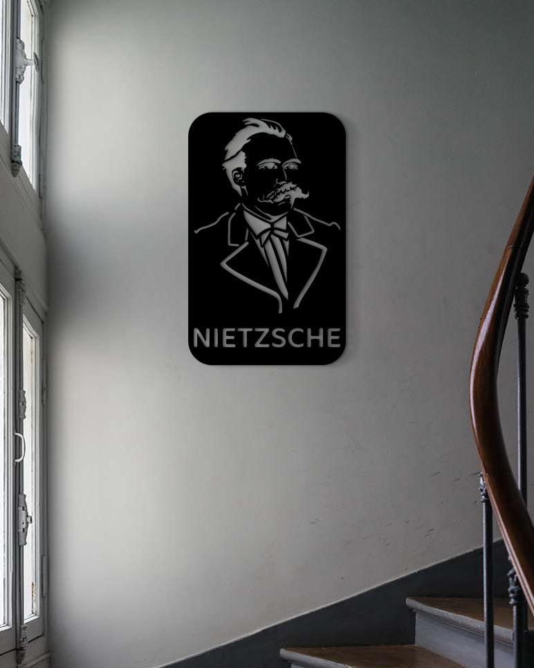 Opvallende Friedrich Nietzsche metalen wanddecoratie op een strakke rechte muur in het trapgat. Striking Friedrich Nietzsche metal wall decor on a sleek flat wall in the stairwell.
