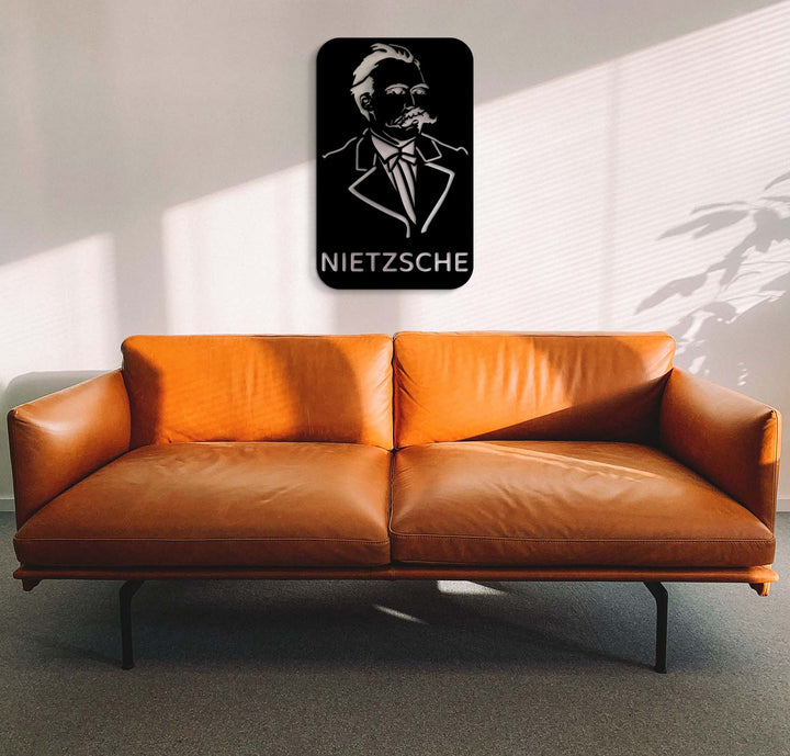 Indrukwekkende Friedrich Nietzsche metalen wanddecoratie als intellectueel middelpunt boven de bank in de woonkamer. Impressive Friedrich Nietzsche metal wall decor as an intellectual centerpiece above the sofa in the living room.
