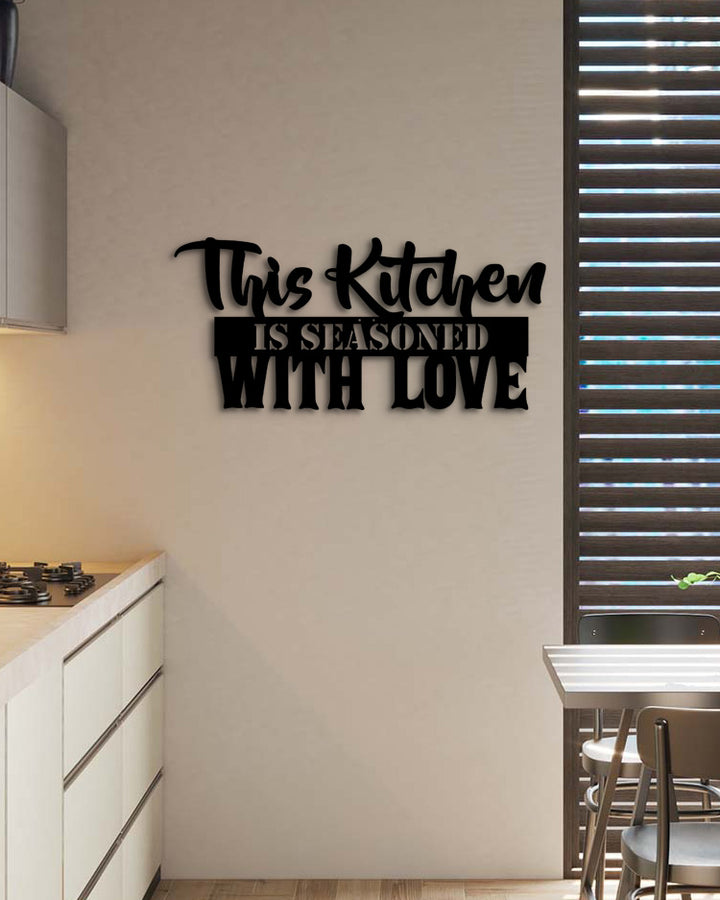 Liefdevolle metalen quote aan de muur in een open keuken. Creëert een warme, naadloze verbinding tussen het kookgedeelte en de woonkamer.