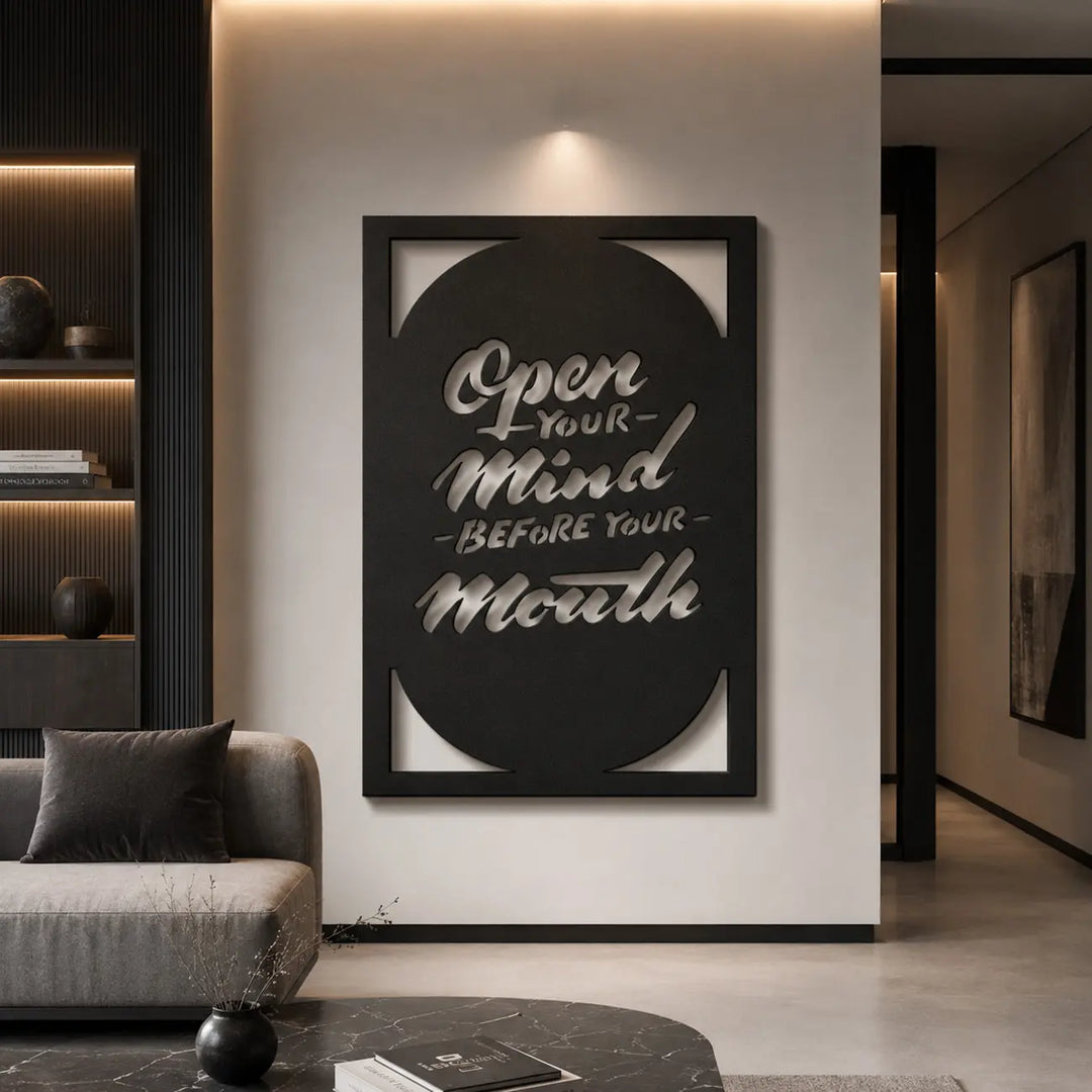 Moderne filosofische metalen wanddecoratie 'Open Your Mind' in de woonkamer. Modern living room metal wall quote decor.