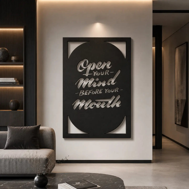 Moderne filosofische metalen wanddecoratie 'Open Your Mind' in de woonkamer. Modern living room metal wall quote decor.