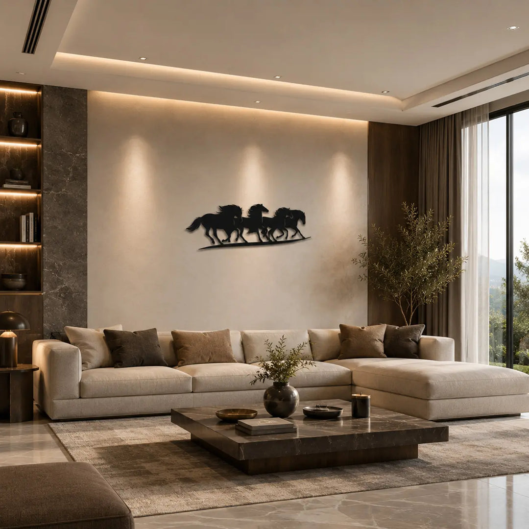 Indrukwekkende panoramische metalen wanddecoratie van een galopperende paardenkudde, een krachtige eyecatcher voor boven de bank in de woonkamer.