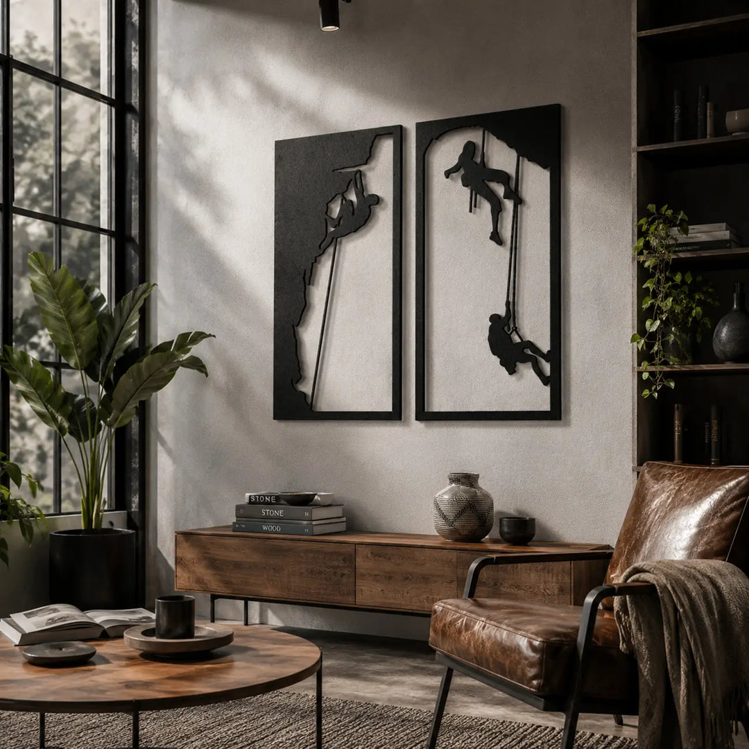 Stoere 'Peak Challenge' metalen wanddecoratie in een modern woonkamer interieur. Bold 'Peak Challenge' metal wall decor in a modern living room interior.