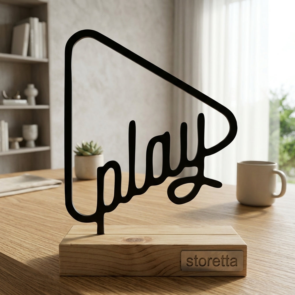Play beeldje op sokkel met strakke afgeronde driehoek, een stijlvol accent voor streaming setup of bureau.