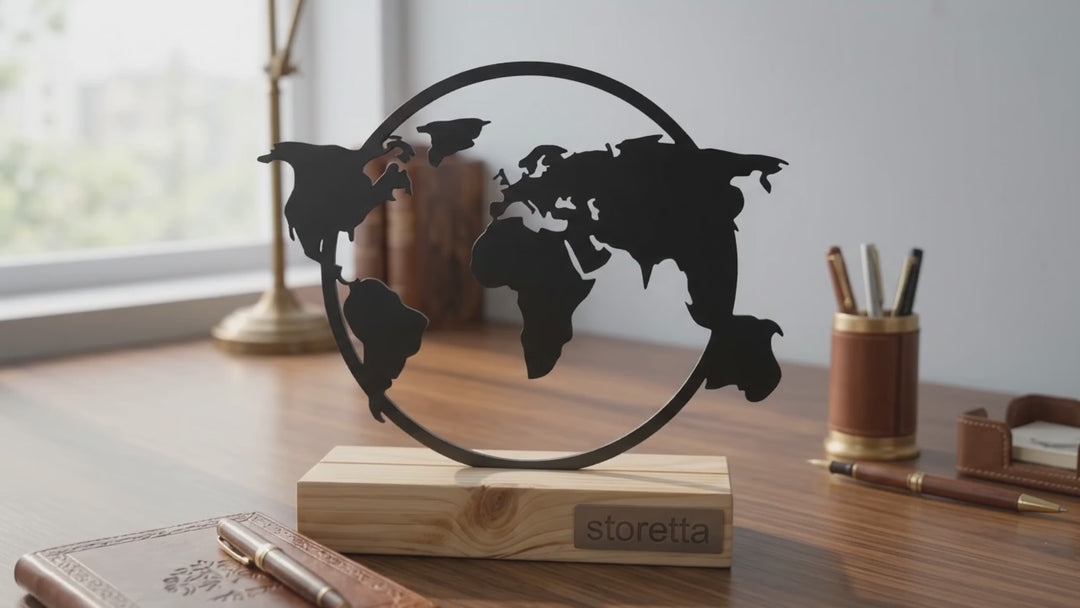 De Wereldkaart 360 graden overzicht - Minimalistisch metalen beeldje op sokkel als luxe bureau accessoire.