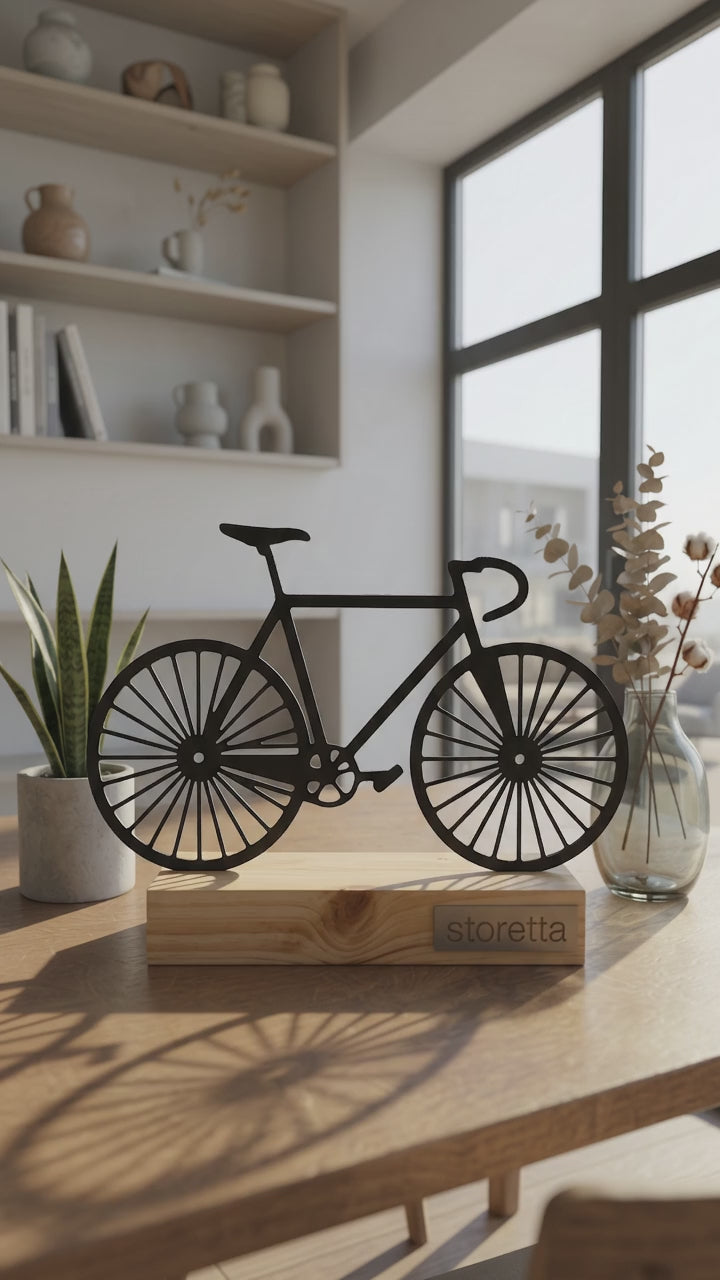 De Fiets – Minimalistisch Metalen Sculptuur op Houten Voet