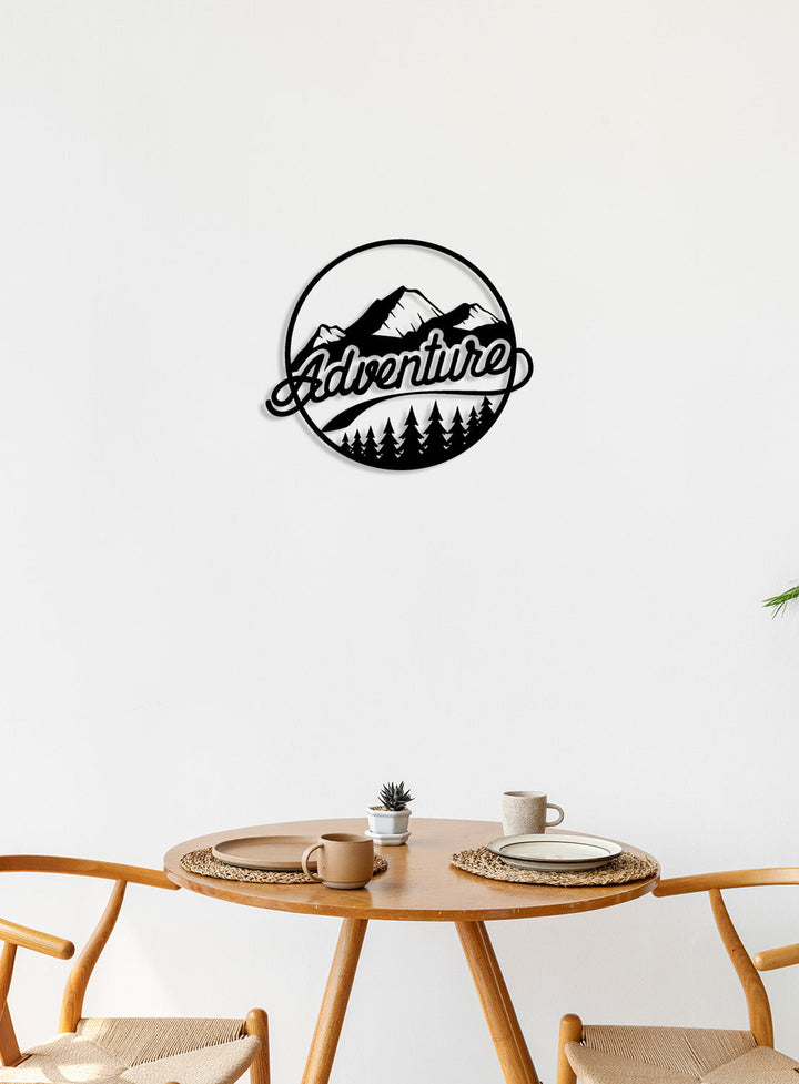 Avontuurlijke wanddecoratie voor de keuken van een reisliefhebber. Adventurous wall decor for a travel lover's kitchen.