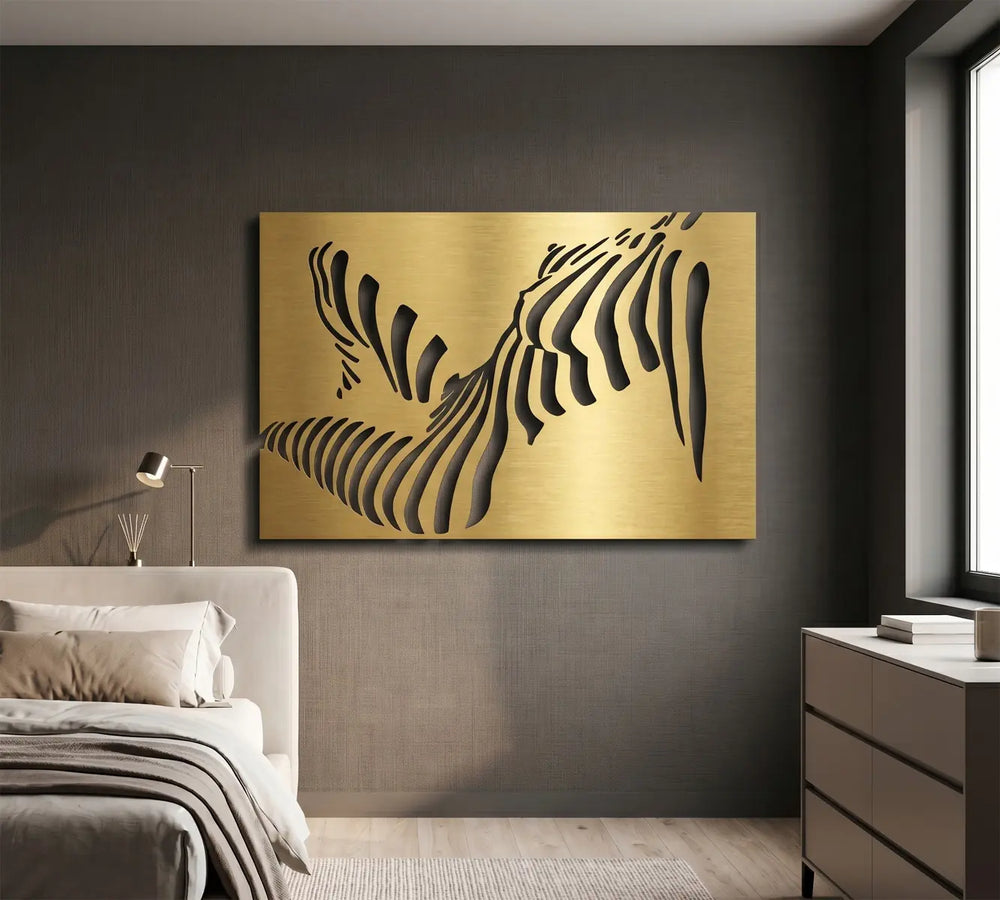 Relax in the shade metalen wanddecoratie vrouw goud lijnkunst