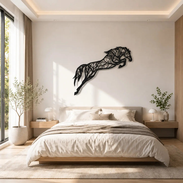 Romantische metalen harten muurkunst met bloemen, perfect als rustgevende en liefdevolle decoratie boven het bed in de slaapkamer.