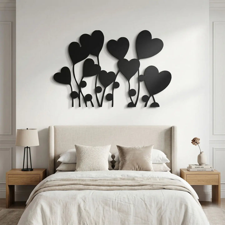 Romantische metalen harten muurkunst met bloemen, perfect als rustgevende en liefdevolle decoratie boven het bed in de slaapkamer.
