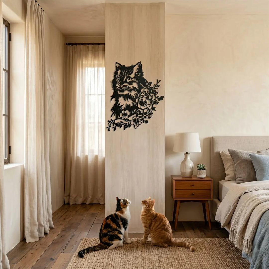 Romantische en rustgevende metalen wanddecoratie van een kat bedekt met bloemen, perfect voor boven het bed in de slaapkamer.