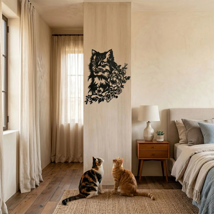 Romantische en rustgevende metalen wanddecoratie van een kat bedekt met bloemen, perfect voor boven het bed in de slaapkamer.