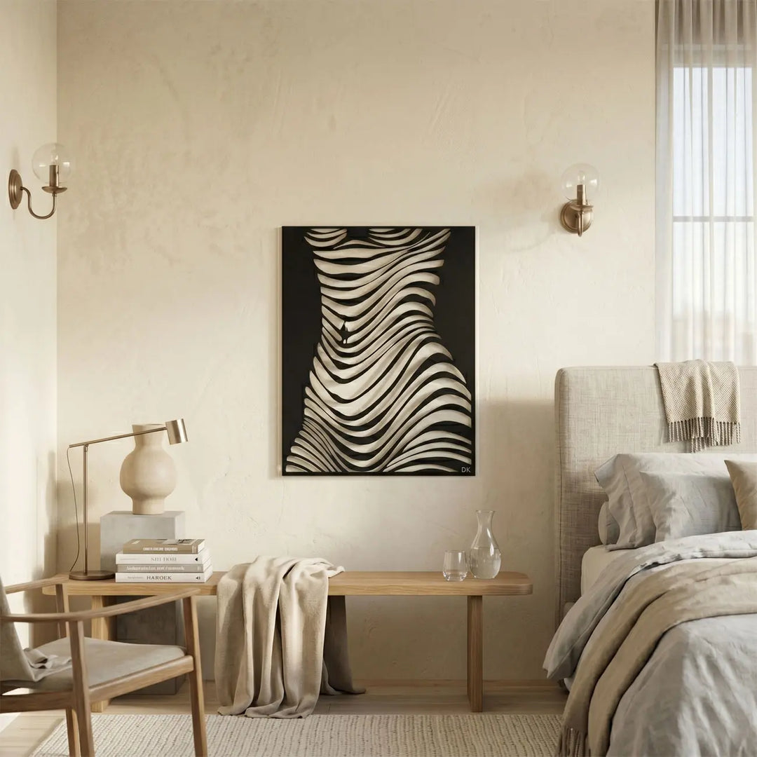 Romantische en abstracte metalen wanddecoratie boven het bed in de slaapkamer. Romantic abstract metal wall decor above the bed in the bedroom.