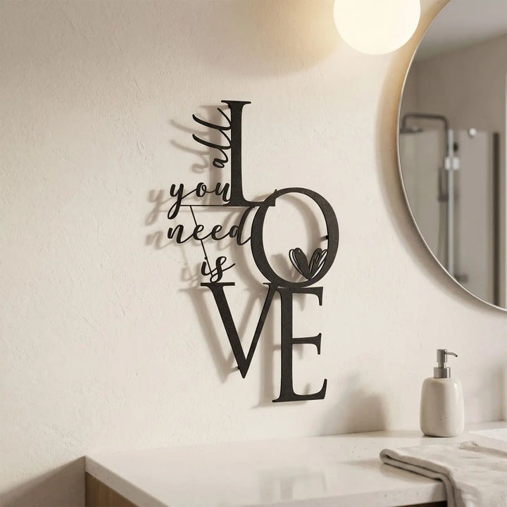 Moderne en elegante tekst wanddecoratie van metaal voor een luxe badkamer. Modern elegant metal typography wall art for a luxury bathroom.