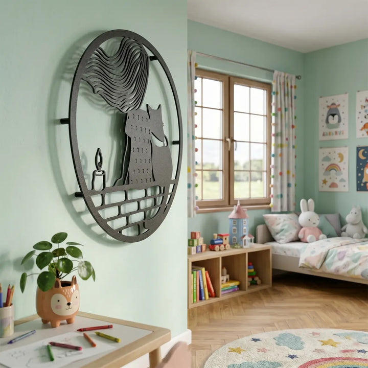 Lieve ronde metalen muurkunst met een katten- en meisjesthema, de perfecte decoratie voor een gezellige sfeer in de kinderkamer.