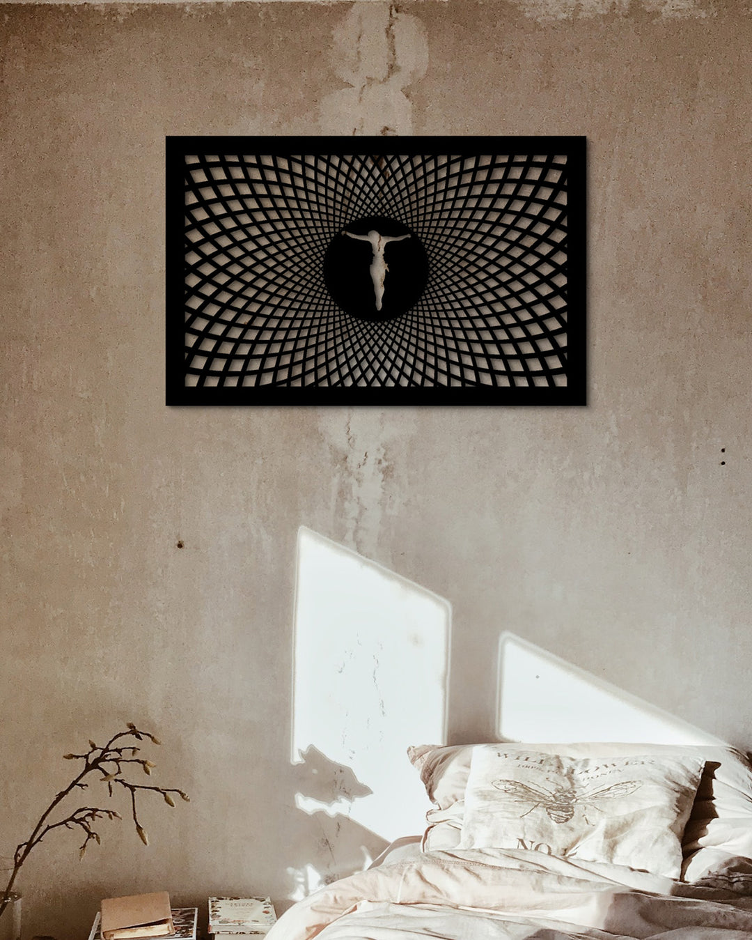 Geometrisch metalen kruis als rustgevende christelijke wanddecoratie in de slaapkamer.