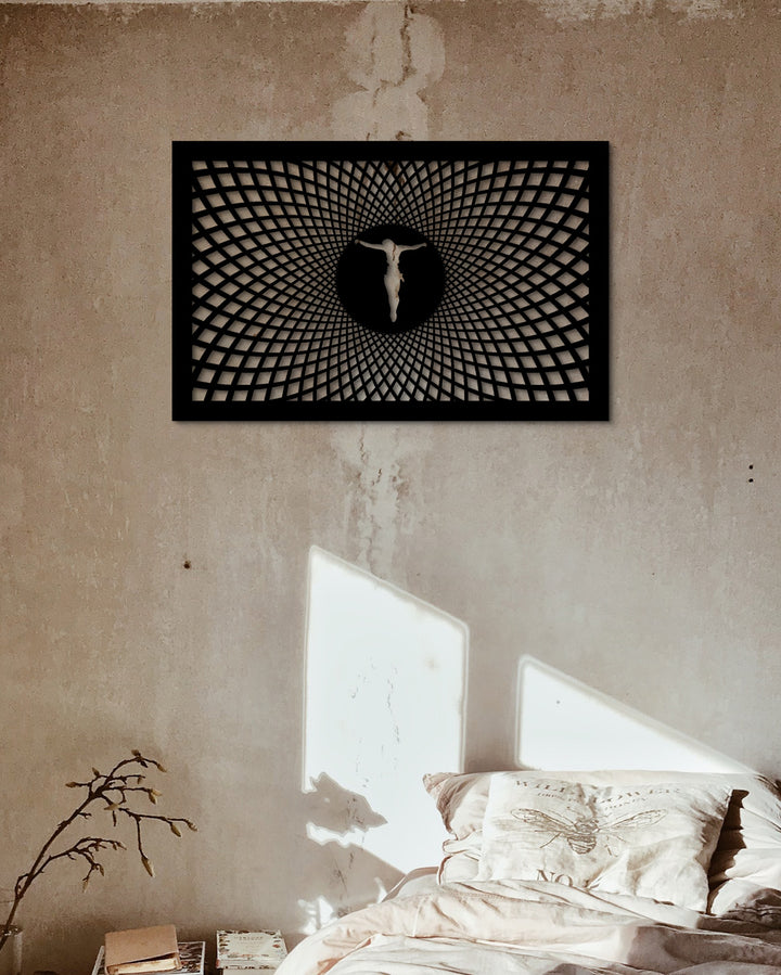 Geometrisch metalen kruis als rustgevende christelijke wanddecoratie in de slaapkamer.