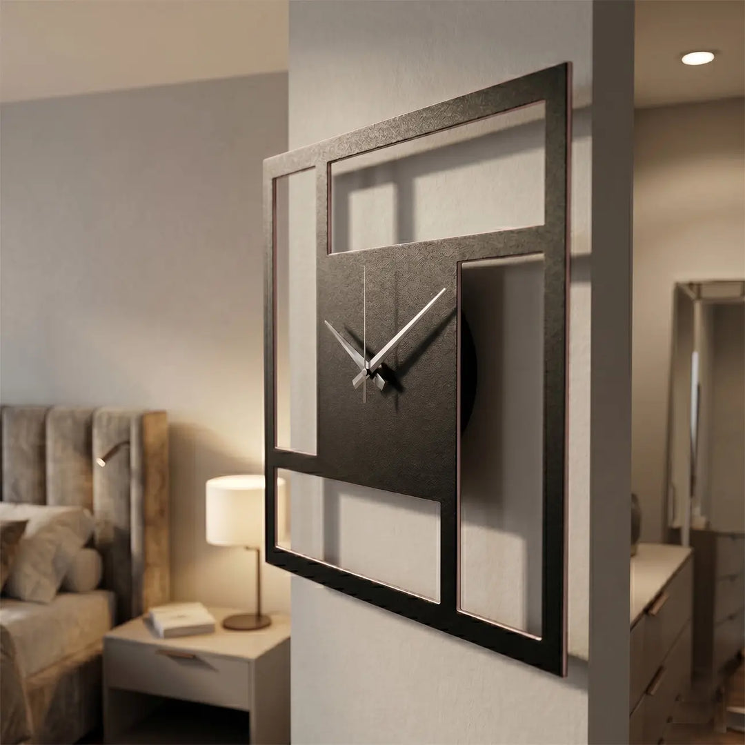 Strakke vierkante metalen klok in een moderne slaapkamer. Een rustgevend, minimalistisch wanddesign met heldere geometrische lijnen.
