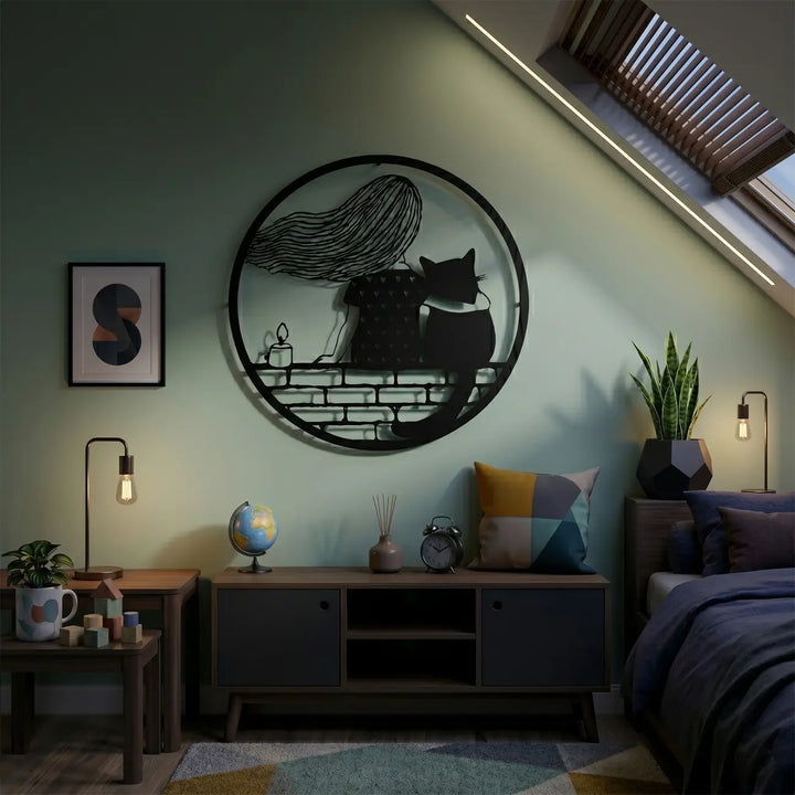 Rustgevende ronde metalen muurdecoratie van een meisje en haar kat, ideaal voor een serene en liefdevolle sfeer in de slaapkamer.