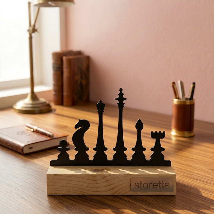 De Schaakstukken - Zwart metalen ornament op massief houten voet als intellectuele bureaudecoratie.