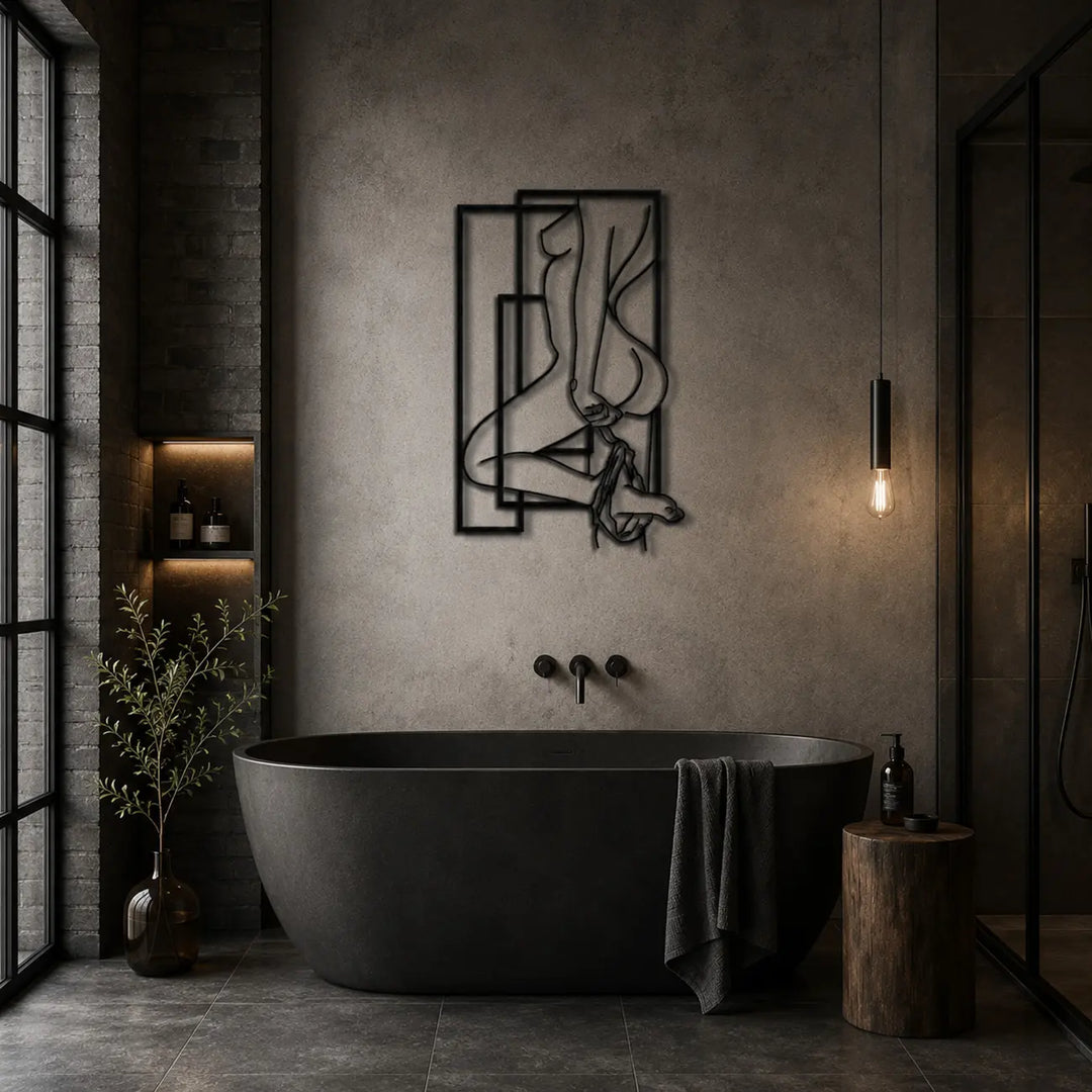 Elegante en minimalistische metalen lijnkunst van een sensuele vrouw boven een vrijstaand bad. De perfecte eyecatcher in bir stoer industrieel badkamerinterieur.