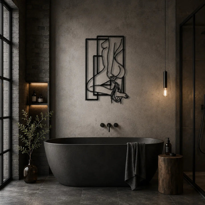 Elegante en minimalistische metalen lijnkunst van een sensuele vrouw boven een vrijstaand bad. De perfecte eyecatcher in bir stoer industrieel badkamerinterieur.