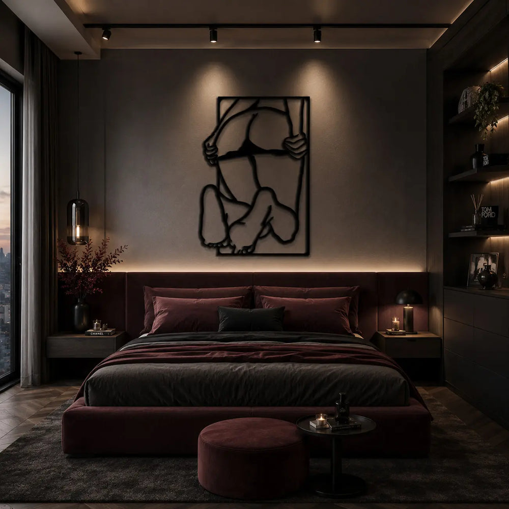 Romantische en sensuele metalen wanddecoratie van een vrouwelijk silhouet, perfect voor een elegante sfeer in de slaapkamer.
