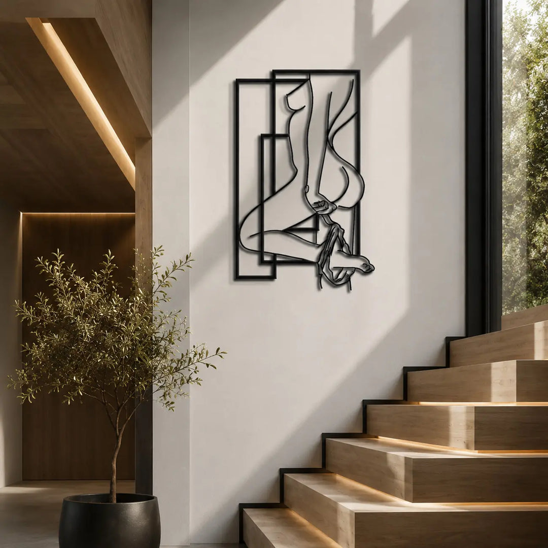 Maak een onvergetelijke eerste indruk en verwelkom uw gasten met deze elegante metalen lijnkunst van een sensuele vrouw in uw hal of entree.