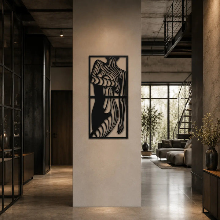 Twee indrukwekkende grote metalen wanddecoraties met abstracte vrouw lijnen. Zorgt voor een stijlvolle, galerie-achtige binnenkomst in de hal.