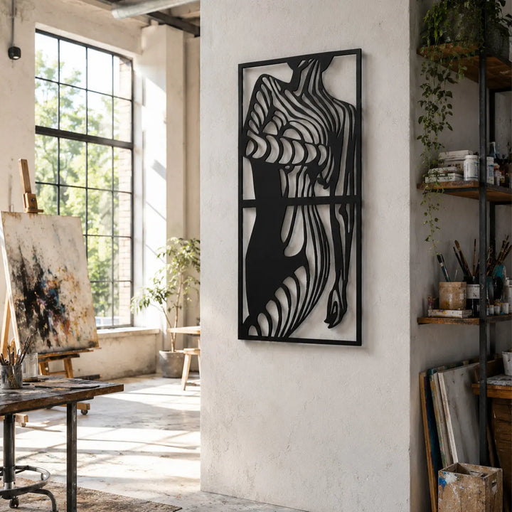 Grote en inspirerende set van 2 metalen wandkunstwerken met abstracte vrouw lijnen. Een stijlvolle en creatieve toevoeging voor de muur in uw kunststudio, galerie of atelier.