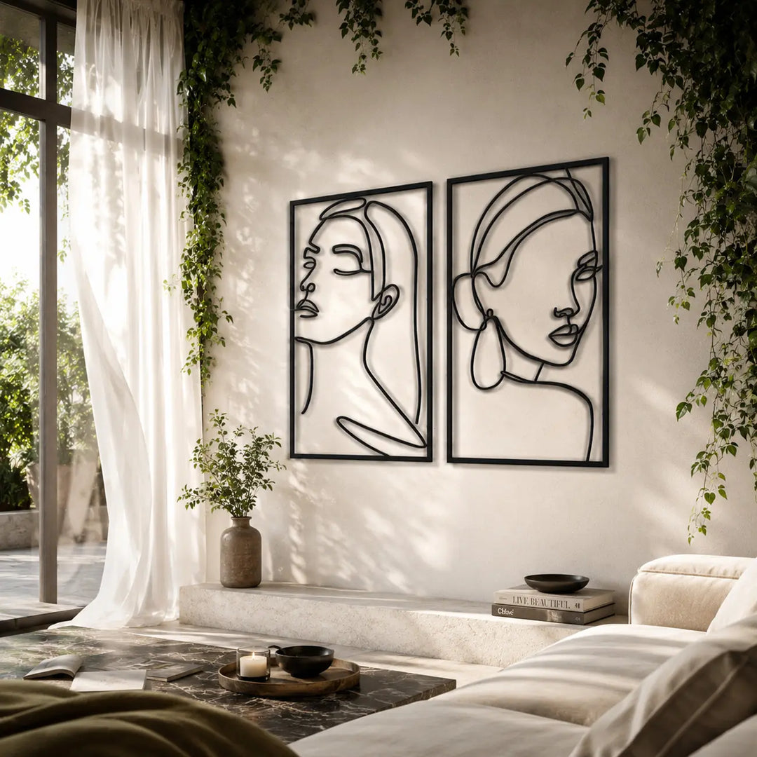 Elegante set van 2 abstracte vrouwen line art in de woonkamer. Elegant set of 2 abstract women line art in the living room.
