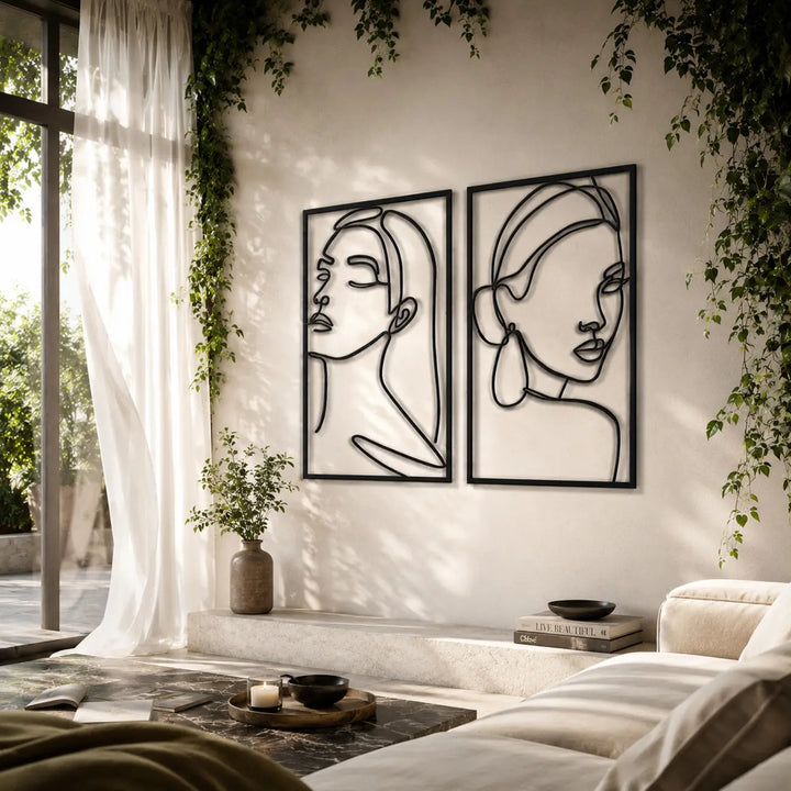 Elegante set van 2 abstracte vrouwen line art in de woonkamer. Elegant set of 2 abstract women line art in the living room.