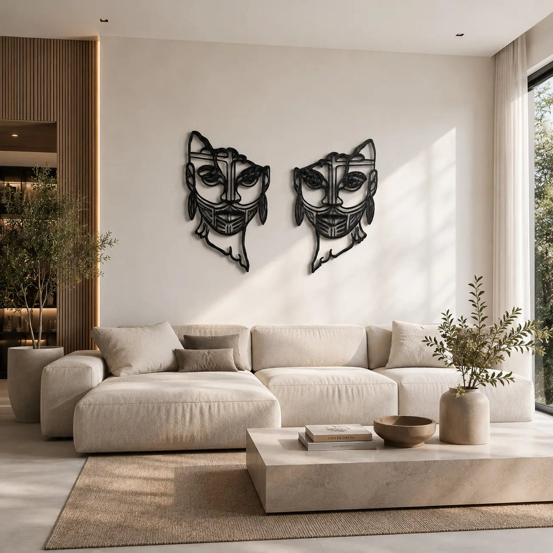 Moderne abstracte gesplitste gezicht metalen wanddecoratie in een stijlvolle woonkamer. Modern abstract split face metal wall decor in a stylish living room.